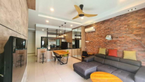 Palazio Mount Austin Modern Stylish 3 bedrooms balcony pool view high floor by GDRAGON HomeStay